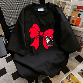 COD✅เสื้อโซโลน่า สไตล์เกาหลี ผู้หญิง พิมพ์ลายโบว์แดงใหญ่แมวการ์ตูนข้อความภาษาอังกฤษ แขนสั้น ทรงกว้าง ใส่สบาย BOOM