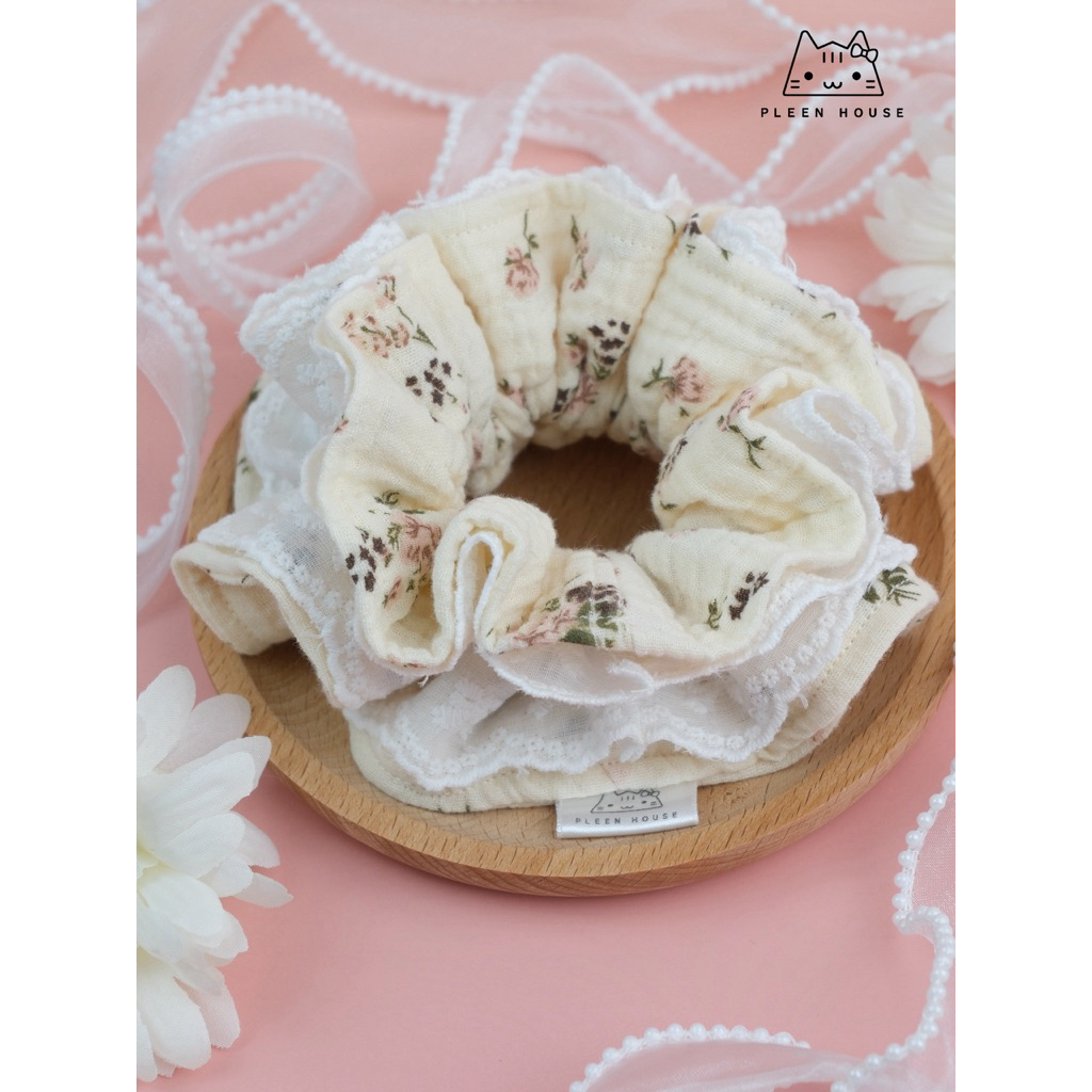 ยางมัดผม Scrunchie ลายดอกสีครีม เลเยอร์ลูกไม้ สไตล์วินเทจ | Pleen House