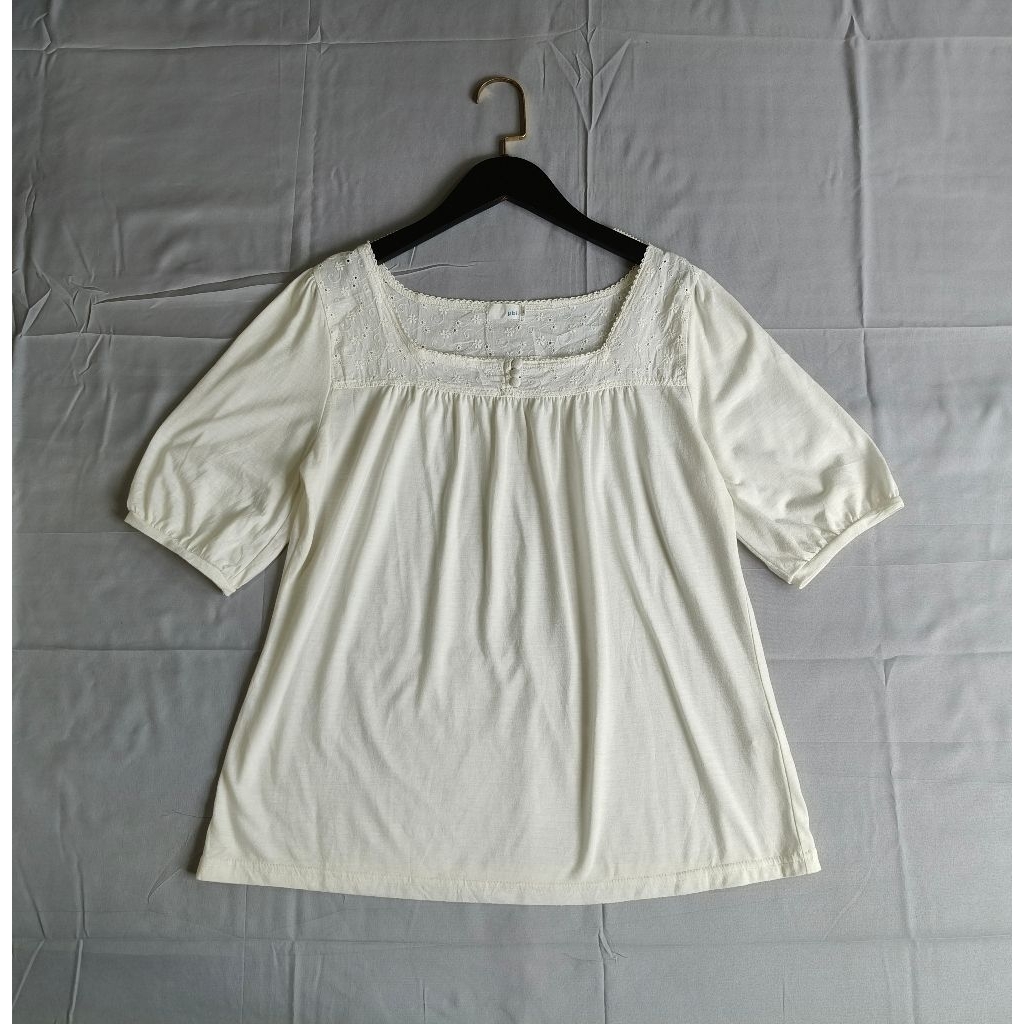 pbi size LL เสื้อยืดคอเหลี่ยมผ้า cotton สีขาว ปักลูกไม้
รอบอก 40 ความยาว 25 นิ้ว

แบรนด์แท้นำเข้าจาก