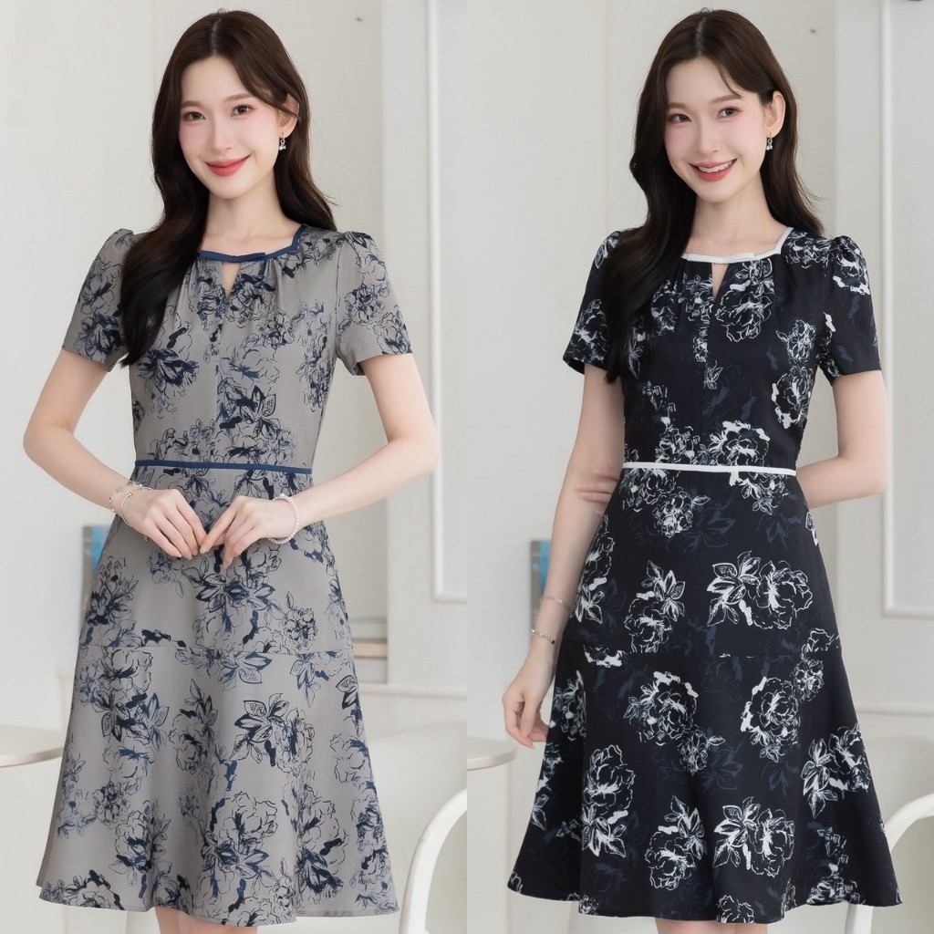 เดรสALERT BRANDลายดอกลายเส้นโทนสีคลาสสิค สวยดูดี ดูสุภาพ แต่ใส่สบาย มีดีเทลกุ้นขอบช่วงคอแต่งโบว์เล็กๆ