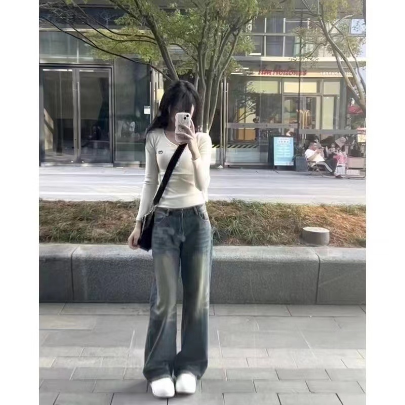 เสื้อยืดคอวีสำหรับผู้หญิง คอลเลกชันใหม่รับฤดูใบไม้ร่วง: ดีไซน์โดดเด่นไม่ซ้ำใครในสไตล์เฉพาะตัว มาพร้อมสีพื้นและลายกราฟิกต