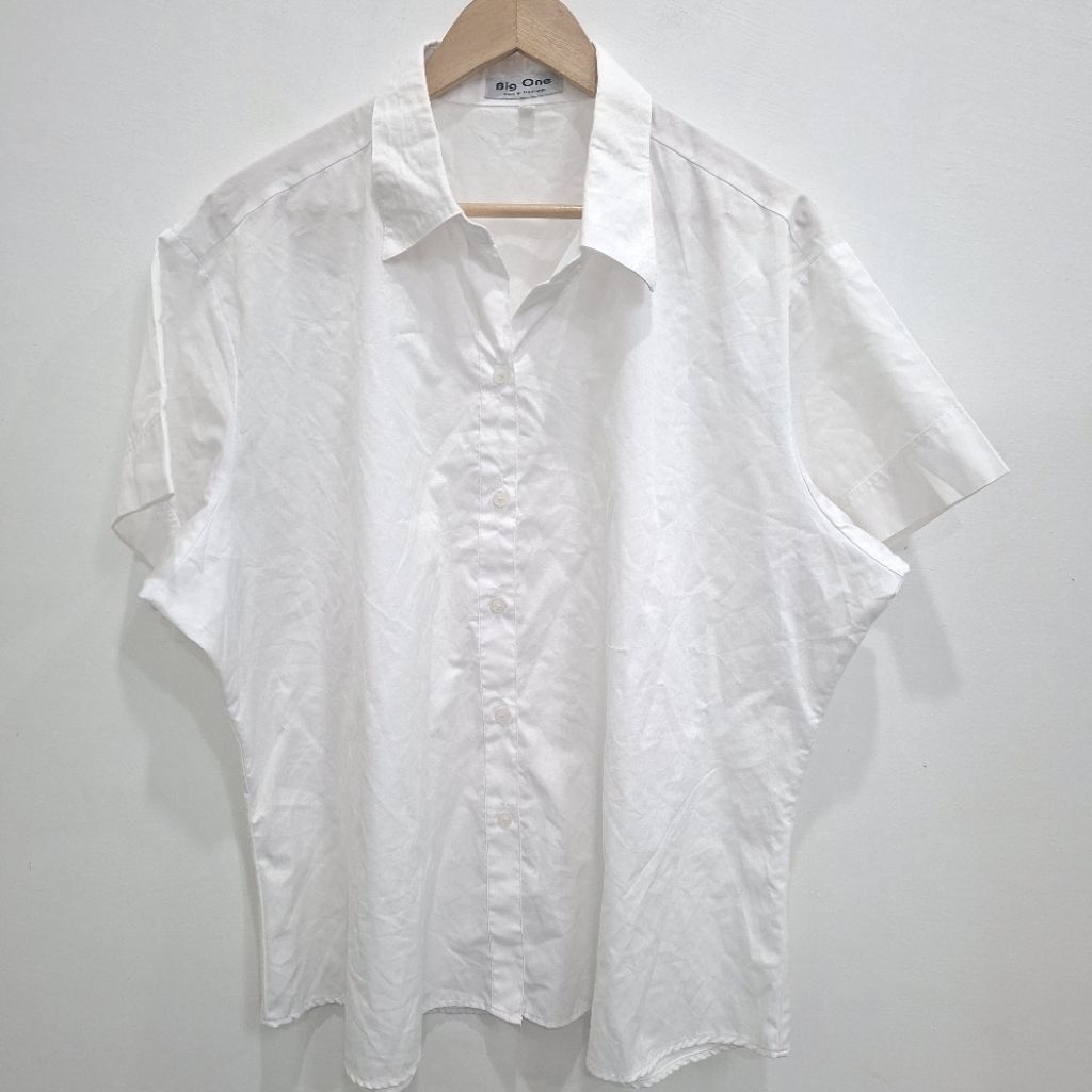 AUG 20/4 เสื้อนักศึกษา ขนาดใหญ่ อก 54×ย25 นิ้ว มือสอง