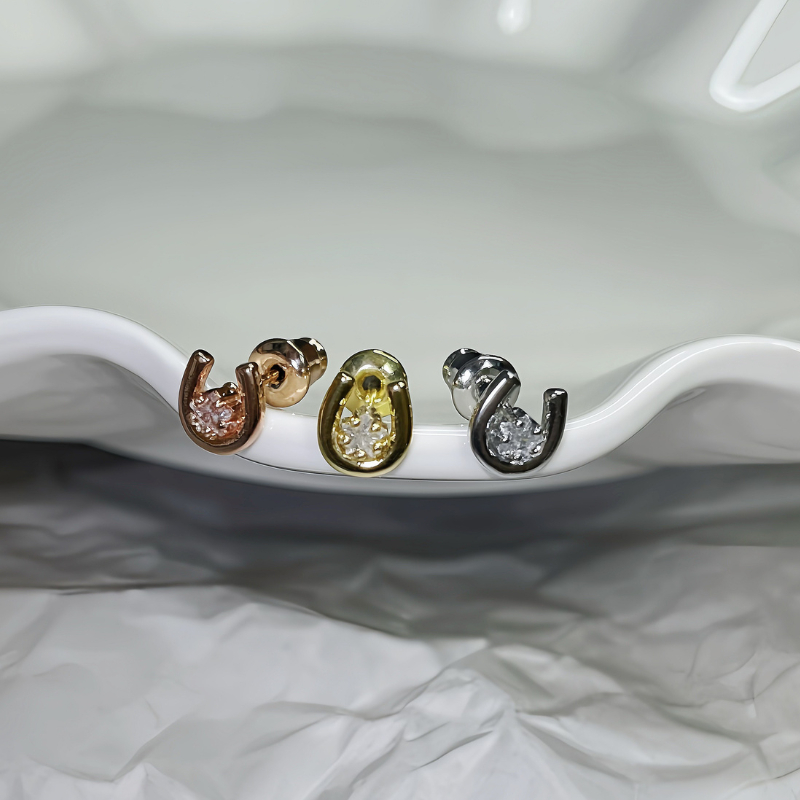 WYLD Heavy Heart Stud ต่างหูทรงโค้งประดับพลอย