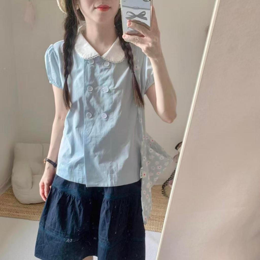 sweet เสื้อเชิ้ตผู้หญิงสไตล์สดใส คอปีเตอร์แพนขอบลูกไม้ แขนสั้นฟู กระดุมแถวคู่ ตัวสั้นหลวม ฤดูร้อน