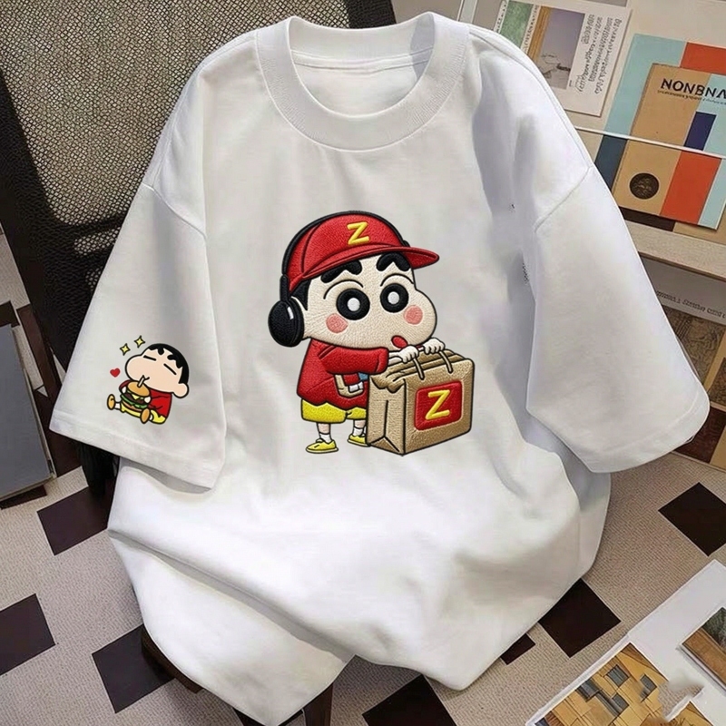 เสื้อยืดแขนสั้นผู้หญิง เทรนด์มาแรง สีขาว โอเวอร์ไซส์ ลายการ์ตูนชินจังหูฟัง สไตล์เกาหลีแฟชั่น 9.03