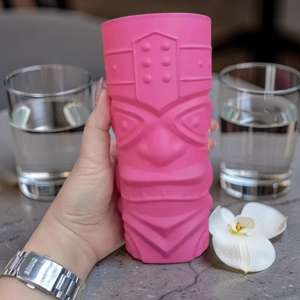 แก้วทิกิ (Tiki Mug) พลาสติกสีชมพูสไตล์ชนเผ่า จากพลาสติกทนทาน ปลอดภัยสำหรับการใส่เครื่องดื่ม