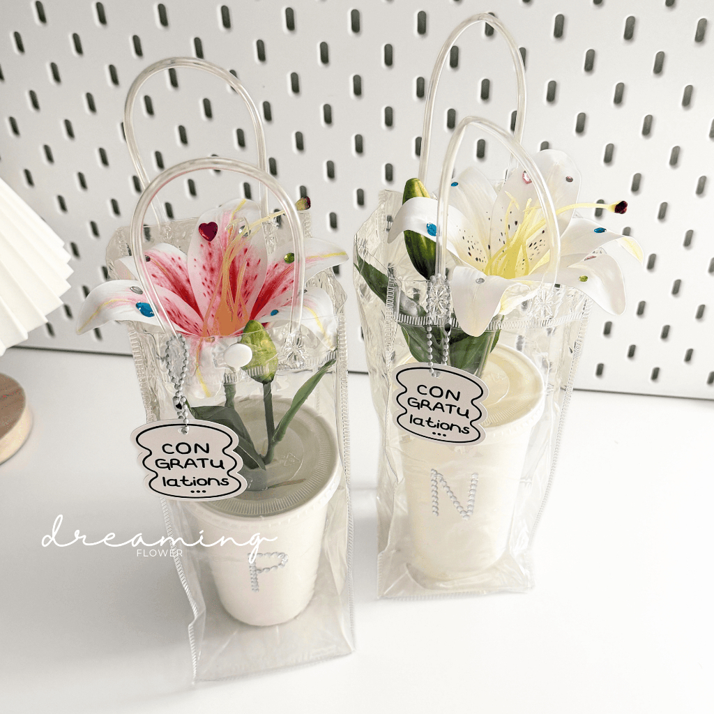 ช่อดอกลิลลี่  ช่อดอกไม้ใส่แก้ว ของขวัญรับปริญญา ดอกไม้ปัจฉิม ของขวัญปัจฉิม ดอกไม้ติดเพชร