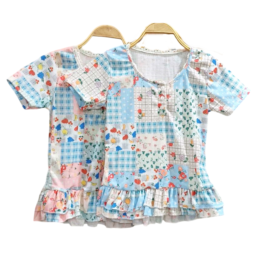 เสื้อแฟชั่น คอกลมมีกระดุม ปลายเสื้อระบาย ลายดอก เข้ารูป