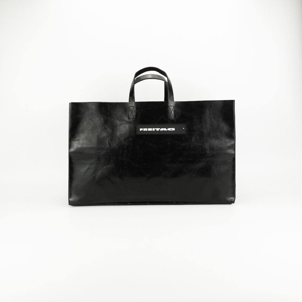FREITAG F260 MIAMI WIDE ผ้าใบดำ หูดำ ผ้าหนานุ่ม ผ้าเงาแนวเรียบๆ ขรึมๆ เนียนๆ ผ้าสะอาดทั้งใบ มุม 100%