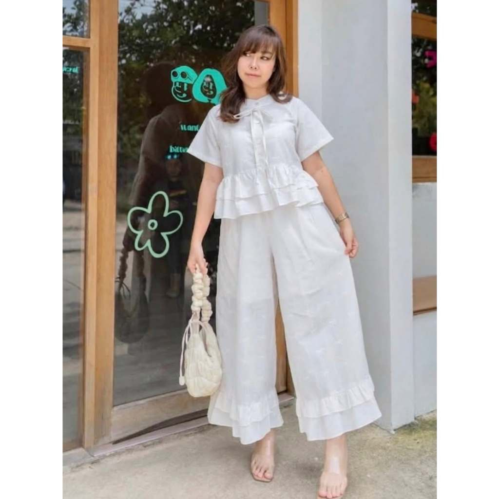 ELLA SET *เซ็ต2ชิ้น เสื้อและกางเกงผ้าฝ้ายสีขาวปักลายโบว์*