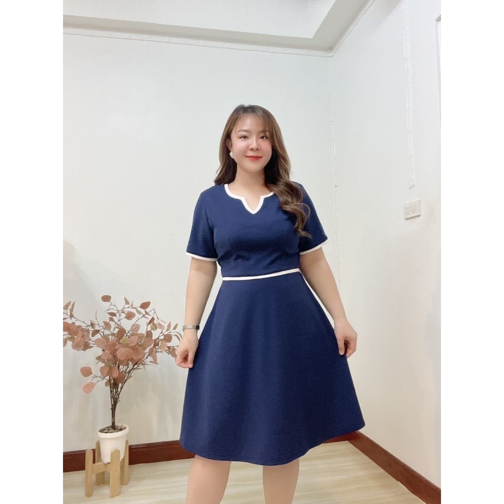 New ชุดเดรสสาวอวบ ผ้าวูลเวฟ แต่งคอ แต่งเทปสีทูโทน สม็อคเอวด้านหลังขนาดฟรีไซส์
รอบอบอก 40-47  นิ้ว (นางแบบรอบอก 42 นิ้ว)