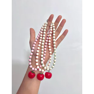 Piing me Necklace | สร้อยคอลูกปัดเม็ดใหญ่สีขาว (8 mm) สลับลูกปัดเม็ดเล็กพร้อมจี้มะเขือเทศ
