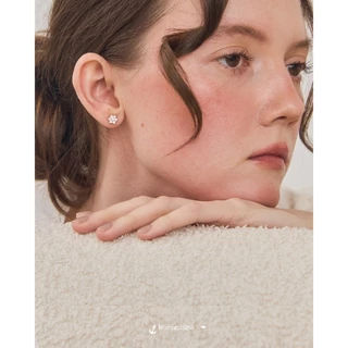 Julys - acrylic daisy stud earrings