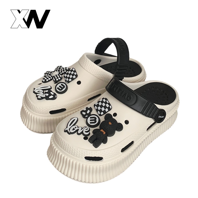 XWbrand   ใหม่! รองเท้าแตะปิดหัวสไตล์หวานคูล ลายหมีสีดำ สำหรับใส่หน้าร้อน ทรงแบบนี้โดนใจมากห้ามพลาด