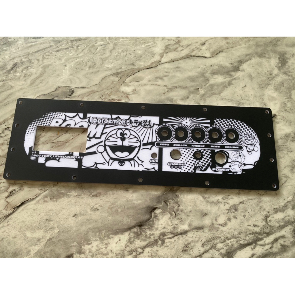 เพลท TB 21 ไม่ย้ายลายโดราเอมอน สีขาวพ่นดำ3 มิล ขนาดช่องเพลท 26 x6 cm. ขนาดทั้งหมด 29.5x9cmวัดแบตดิจิตอลสวิทย์12มิล