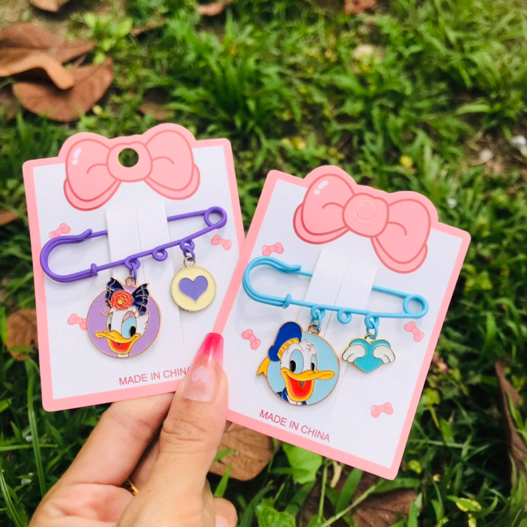 💜Bangtao.6 เข็มกลัดรูแฟชั่น ขนาด 6 ซม. เครื่องประดับ ตกแต่งเสื้อผ้า กระเป๋า พร้อมส่ง