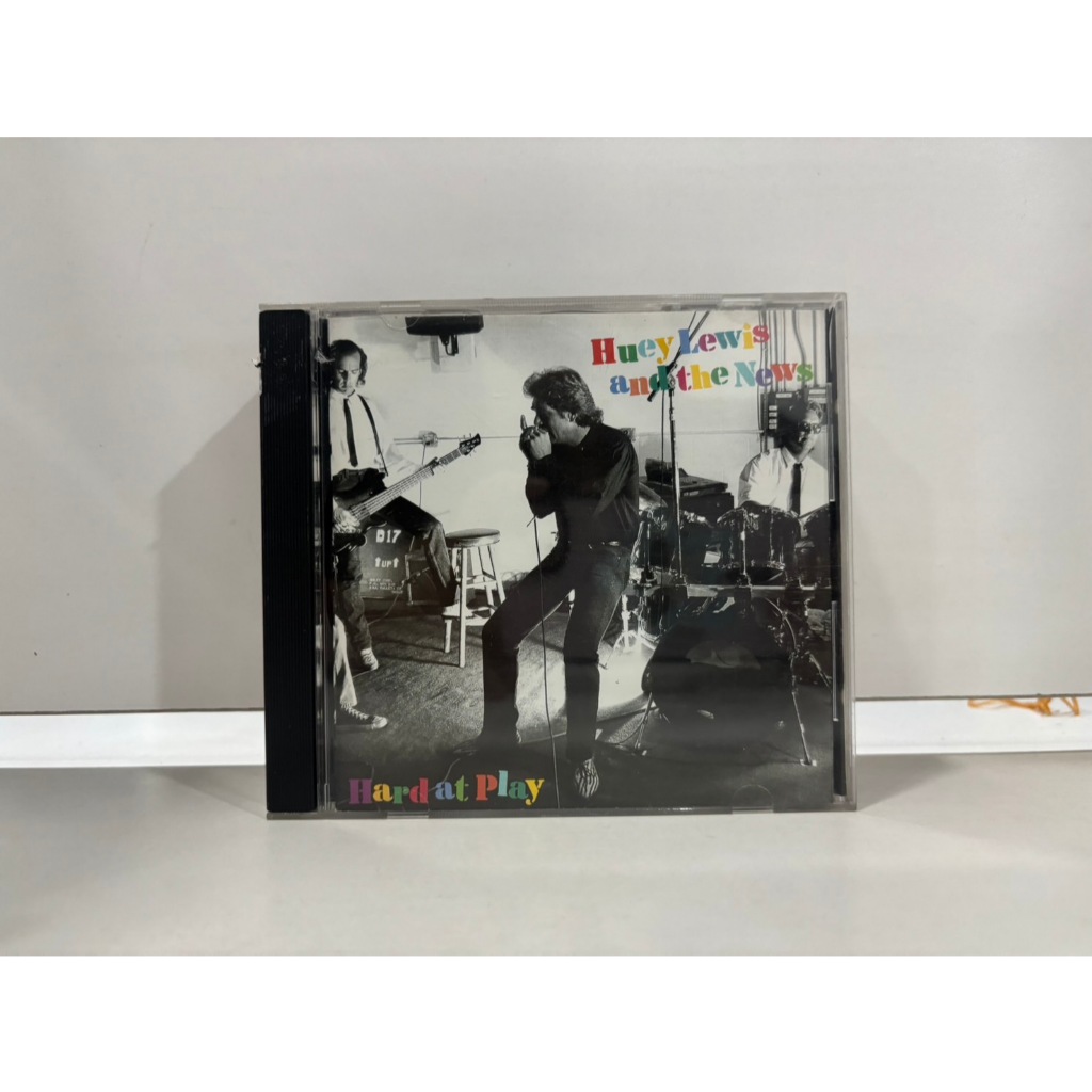 1 CD MUSIC  ซีดีเพลงสากล    HUEY LEWIS AND THE NEWS HARD AT PLAY    (K9G51)