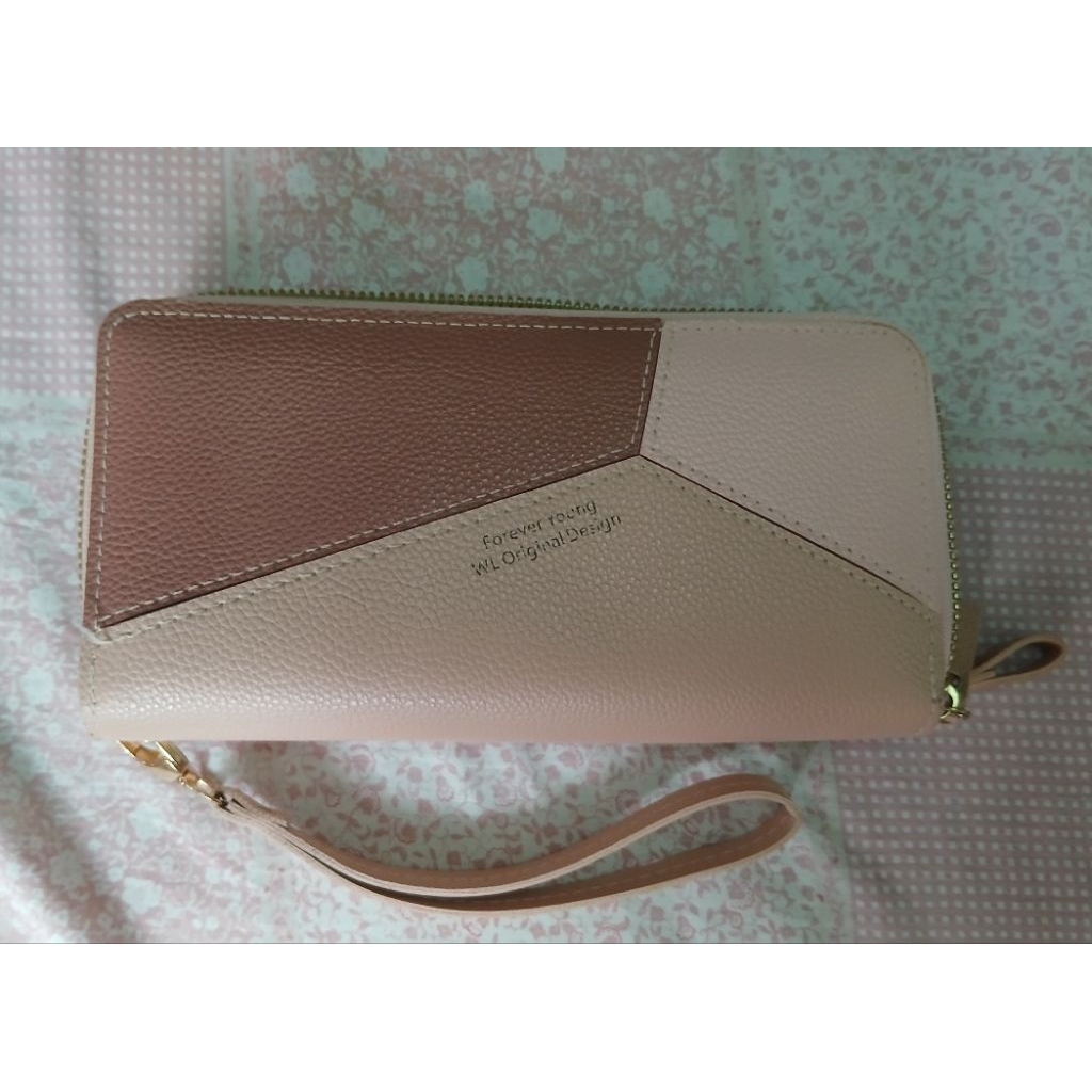 กระเป๋าสตางค์ใบยาว Forever Young มือสอง สีชมพูอ่อนขนาด 19 x 9.8 x 2.5 ซม.ใส่สมุดบัญชีธนาคารได้