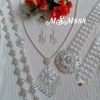 เครื่องประดับชุดไทยเป็นชุดสีเงินขาว สร้อยคอพร้อมต่างหู สร้อย…