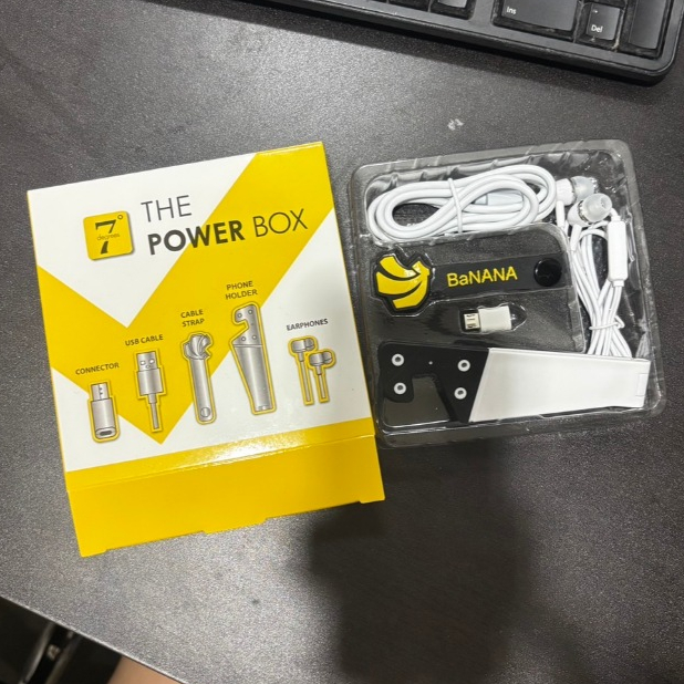 7 Degrees THE POWER BOX อุปกรณ์ชาร์จแบตพร้อมหูฟัง 5 in 1