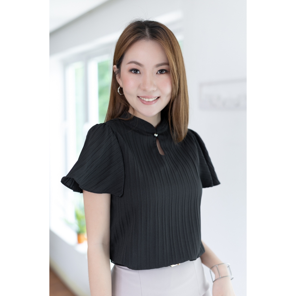 Narinari : MT5941 Front Keyhole Butterfly Sleeve Blouse เสื้อแขนผีเสื้อ ผ้าอัดลายริ้ว – โปรปัง