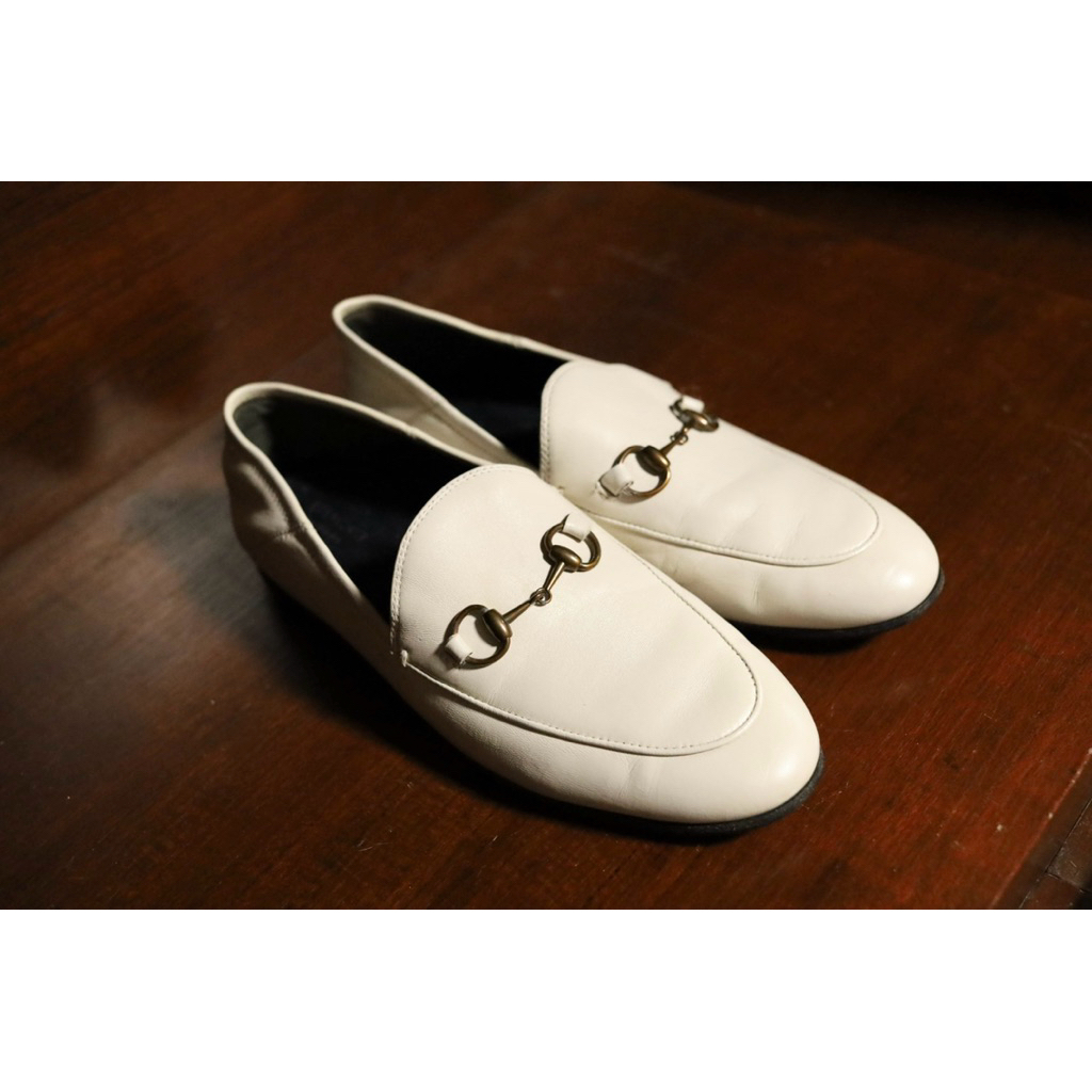 รองเท้า Gucci รุ่น Horsebit leather loafers - size 37 ของแท้ มือสอง สีครีม