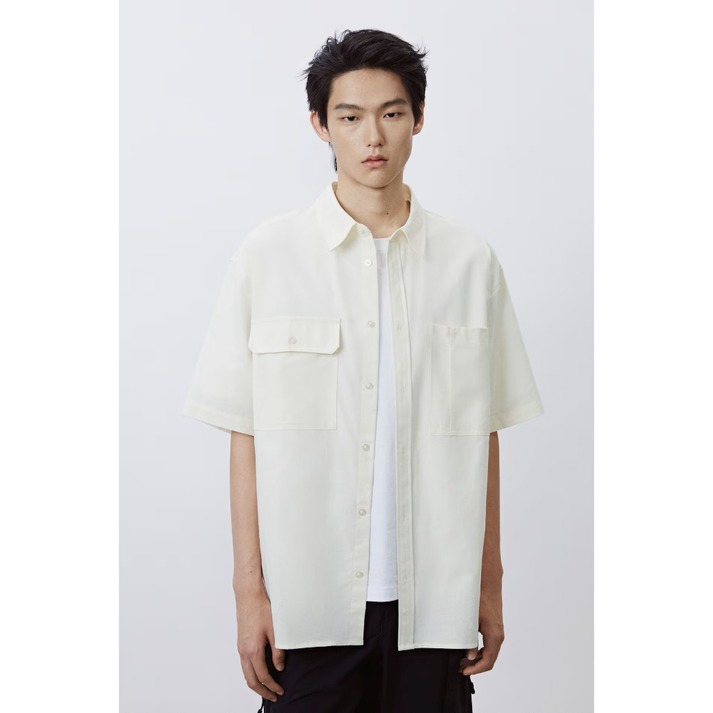 H&M(เอชแอนด์เอ็ม) เสื้อเชิ้ตออกซ์ฟอร์ดแขนสั้นทรงหลวม ผู้ชาย 1300522_1