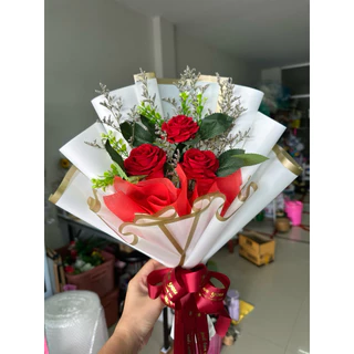 ช่อดอกไม้กุหลาบสีแดงกำมะหยี่ 3 ดอกประดับด้วยดอกแซม