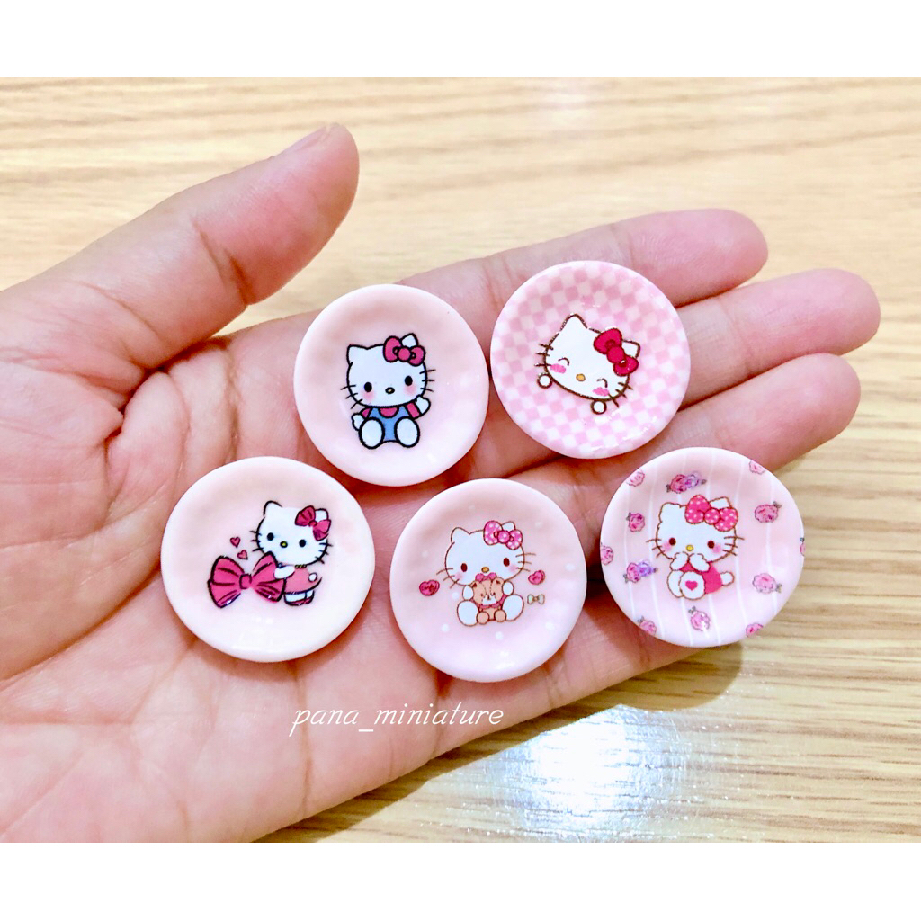 จานเรซิ่นจิ๋ว จานลายคิตตี้สีชมพูหวาน 6 แบบ ราคา/ชิ้น (แบบสุ่ม)