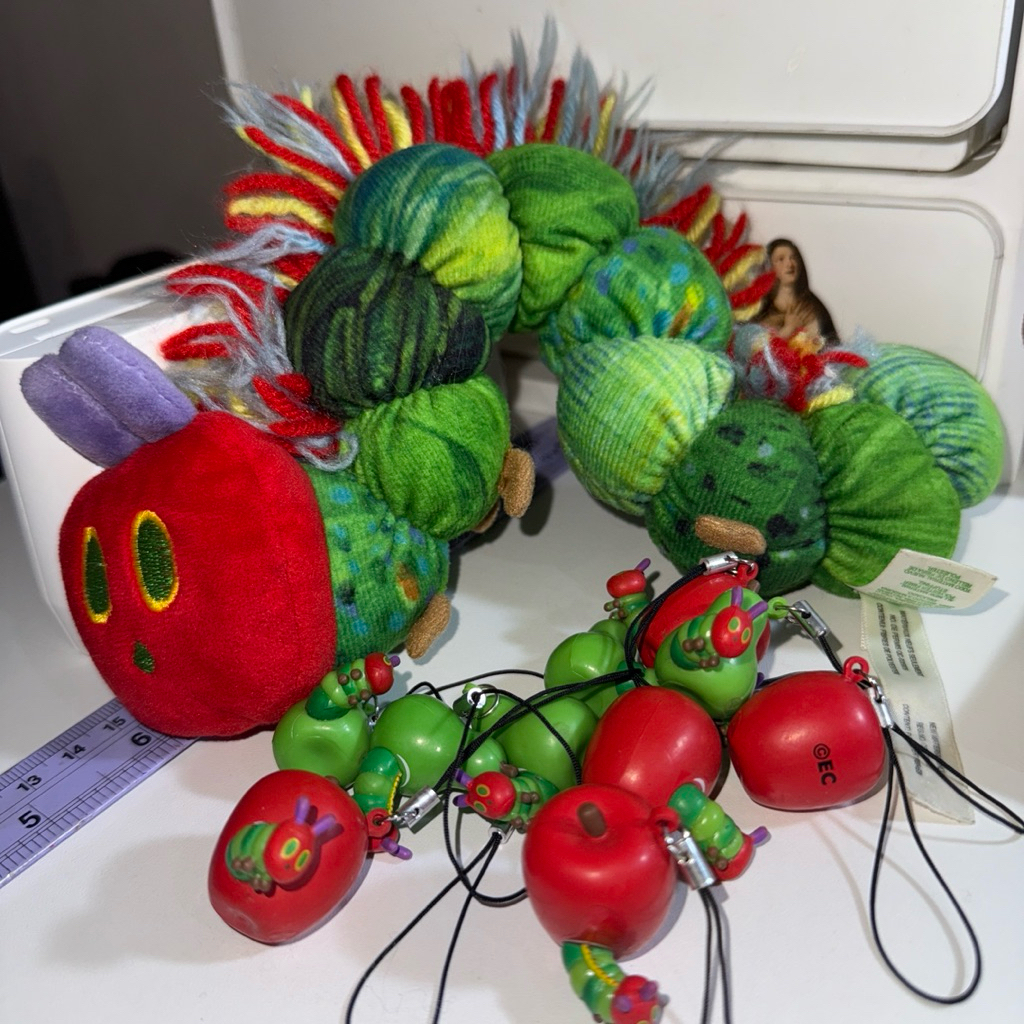 พวงกุญแจ ตุ๊กตา Eric Carle หนอนอีริค หนอนเอริค หนอนจอมหิว มือ2