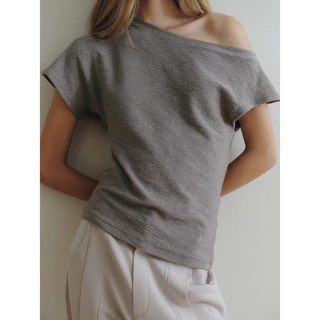 (สินค้าพร้อมส่ง) Hounddown - Sil Off-Shoulder Top