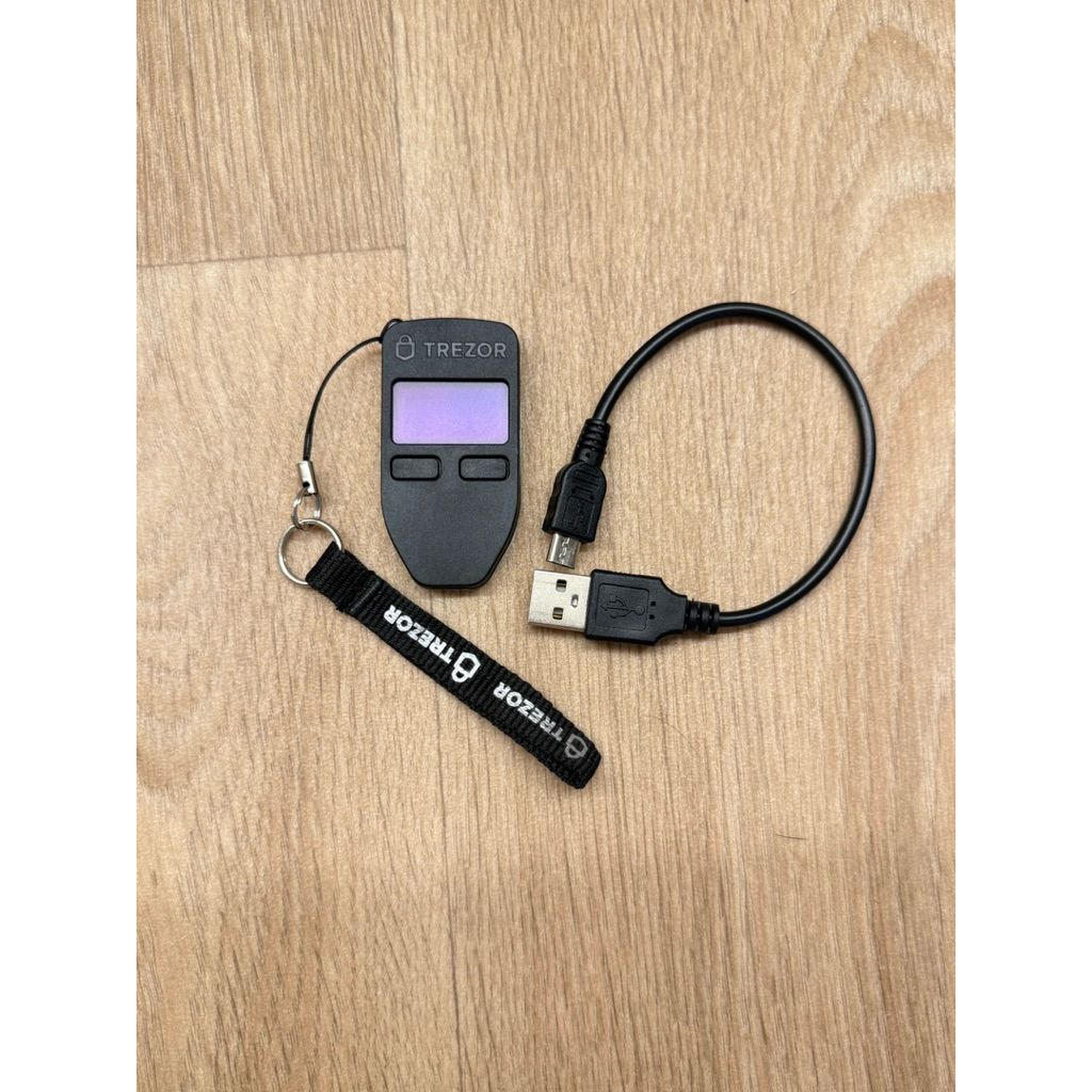 Trezor Model One ซึ่งเป็นกระเป๋าเงินฮาร์ดแวร์ (Hardware Wallet) จัดเก็บสกุลเงินดิจิทัล สภาพ 99%