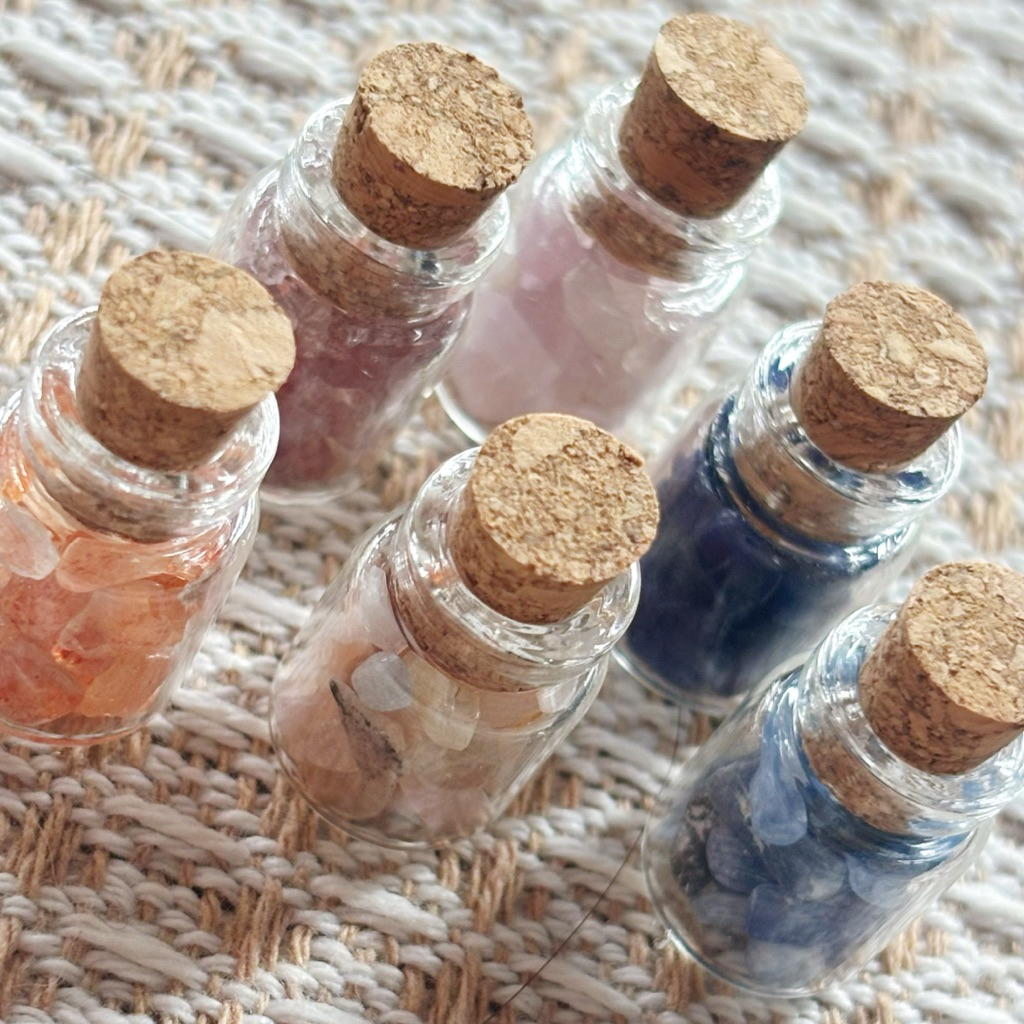 (02) 💕พร้อมส่ง!เกร็ดหินมงคลขวดจิ๋วมากๆ 💕พรีเมี่ยมคัดเกรด 💕 พกติดตัว 💕ส่งพร้อมซองใสน่ารัก