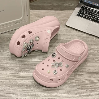 Amazy รองเท้าแตะหัวโต สวมใส่สบายพื้นหนานุ่มล้ำ ดีไซน์โฮลคัททันสมัย ตกแต่งด้วยจี้หมีสุดน่ารักและสายโซ่เพชรแวววาว