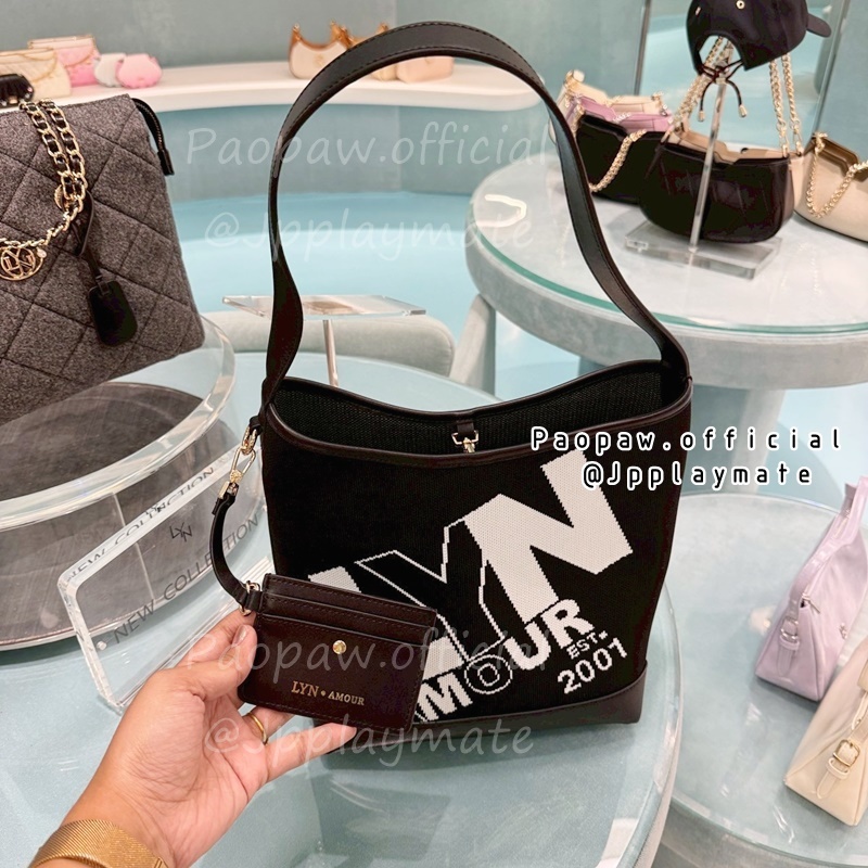 กระเป๋าสะพายข้าง กระเป๋าทรงถัง LYN รุ่น Jayla XL Tote Bag : 25FBWB014 แท้จากชอป พร้อมถุงกระดาษ