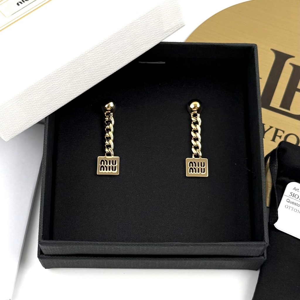MIUMIU ต่างหูโลหะ miumiu 5IO125  สี Gold ของแท้ 100%