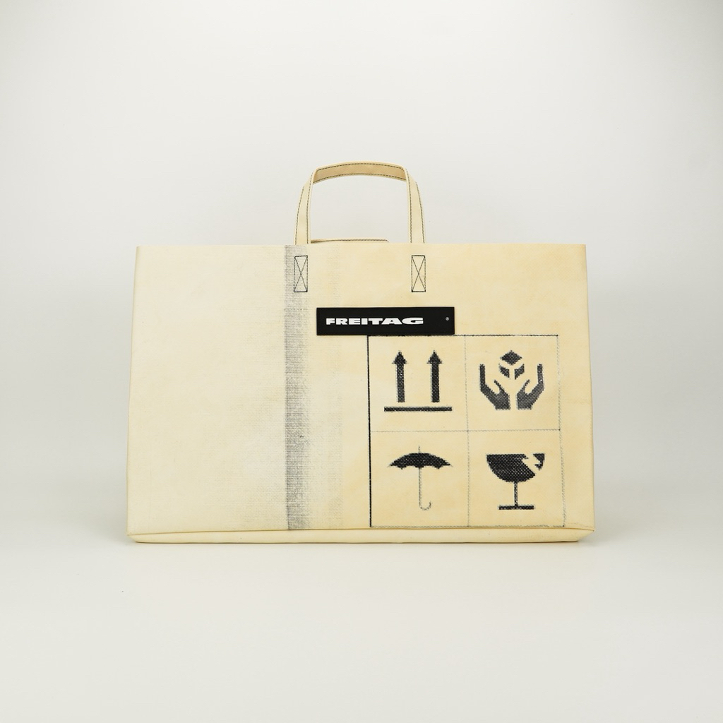 FREITAG F260 MIAMI WIDE  ผ้าใบขาวครีม ด้านหน้าสกรีน Logo สีเทาเข้มตามภาพ Match กันทั้งหน้า-หลังเลย