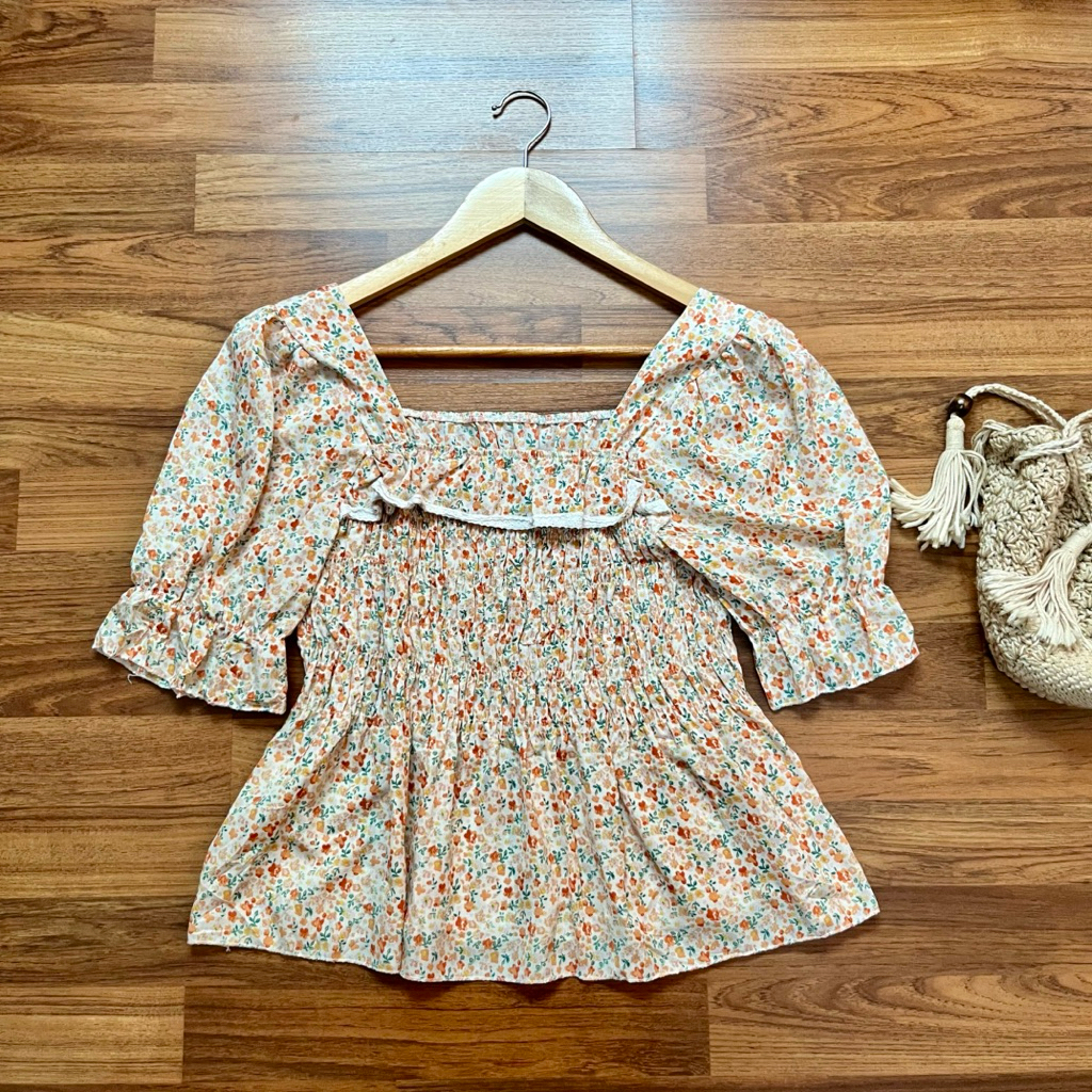 เสื้อลายดอกไม้ คอเหลี่ยม แขนจั้ม อกหน้าผ้า32” ยืดถึง36“ ยาว20“ (K102)