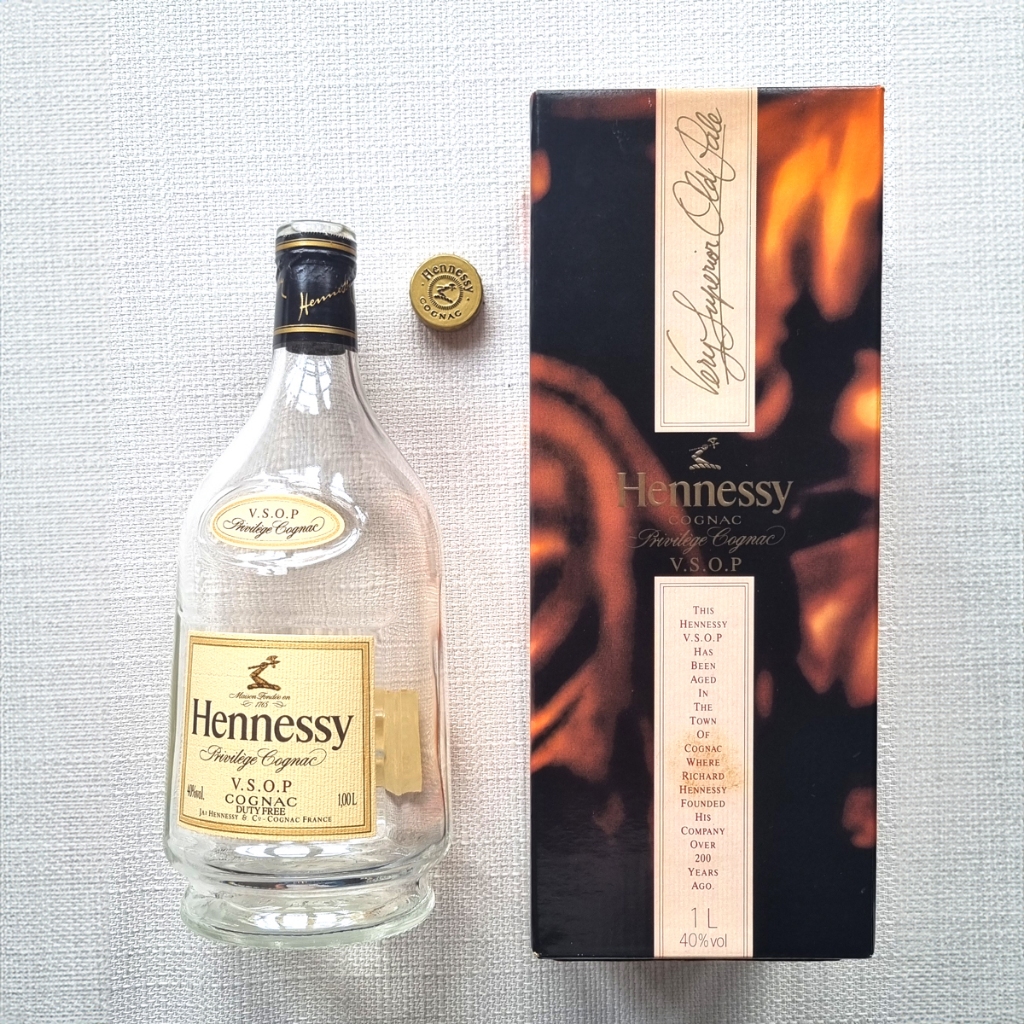ขวดเหล้าเปล่า Hennessy VSOP (1L) รุ่นเก่า ขวดสวยมาก พร้อมกล่อง ก๊อกขาดแต่มีจุก