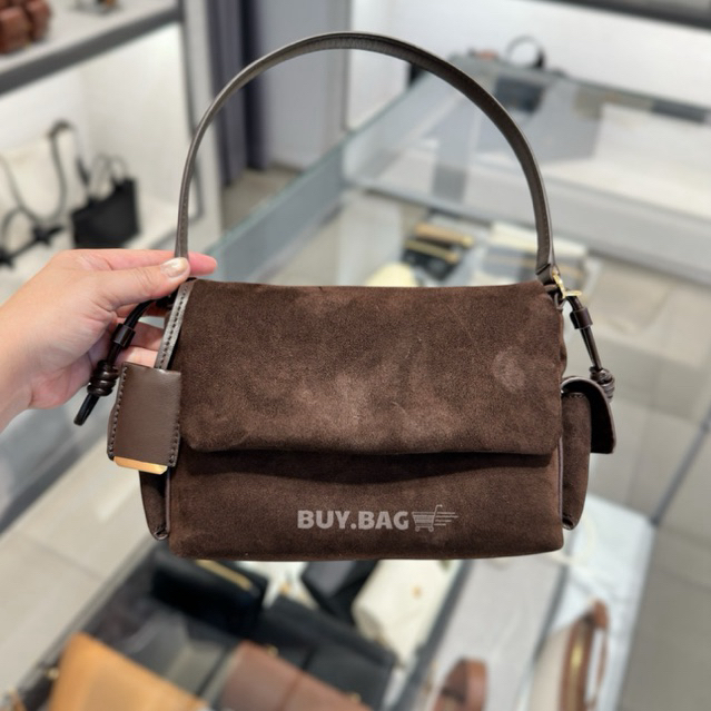 CHARLES & KEITH  ( ใช้โค้ดลด25-30% ) กระเป๋าถือหนังกลับรีไซเคิลดีไซน์ฝาปิดแบบย่นพร้อมช่องด้านข้างรุ่