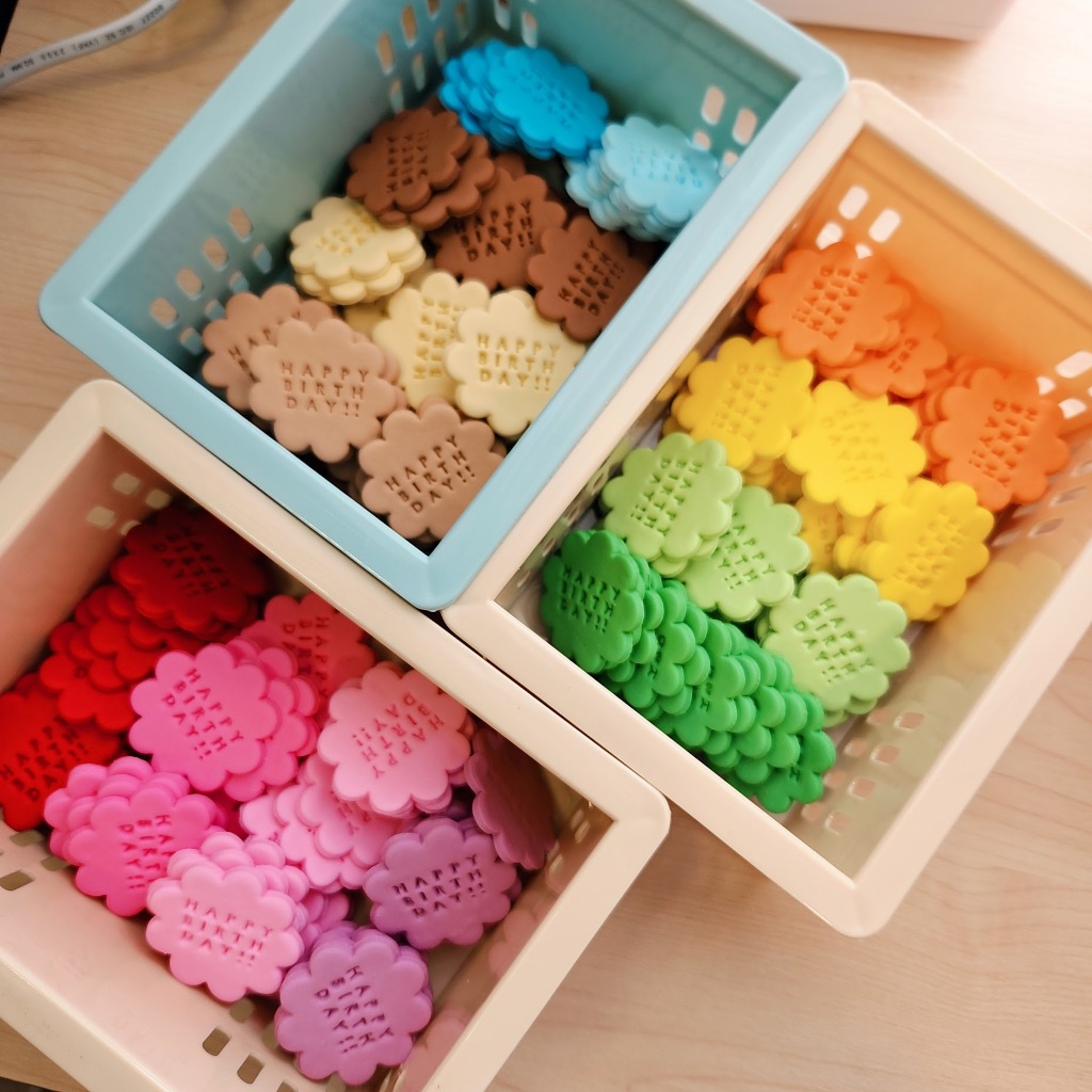 SweetHub น้ำตาลแต่งเค้กป้าย Happy Birthdy ไซส์มินิ หลากสี ขนาด 3.5 ซม แพคละ 5 ชิ้นต่อ 1 สี