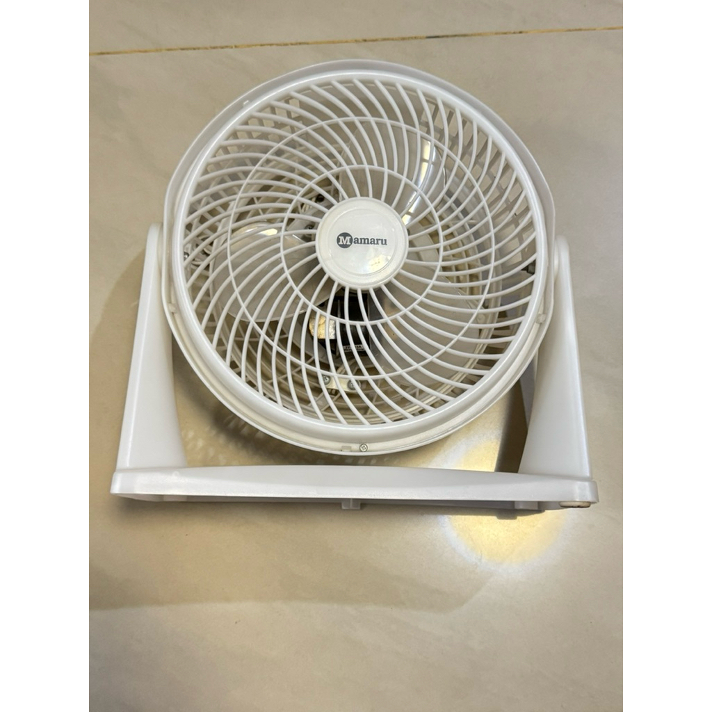 พัดลมตั้งโต๊ะ อย่างดี หน้ากว้าง 9 นิ้ว ลมแรง Mamaru (มือสอง สภาพดี)