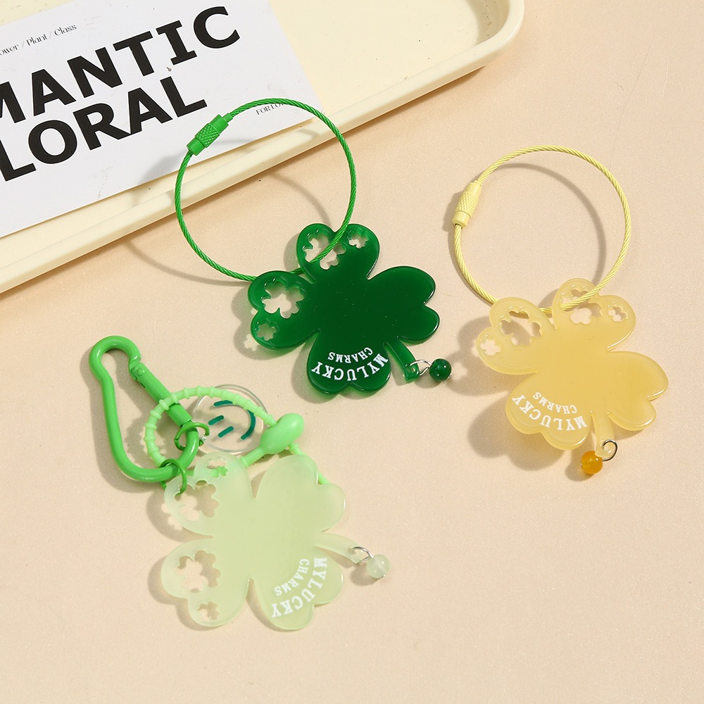 ร้านไทยพร้อมส่ง! พวงกุญแจอะคริลิก ลายใบโคฟเวอร์  clover leaf  ที่แขวนกระเป๋า ที่แขวนแอร์พอต