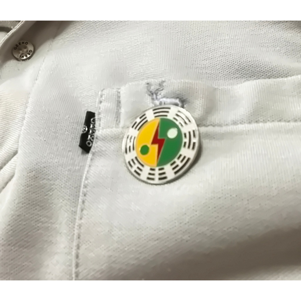 เข็มกลัดติดเสื้อรูปฮวงจุ้ยกะทัดรัดขนาด 3x3x0.2 cm.