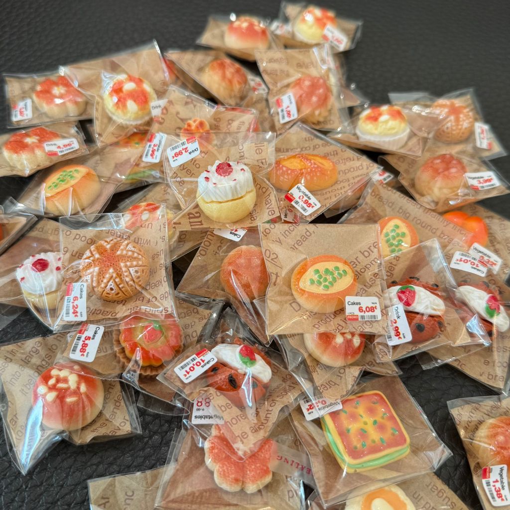 ของเล่นขนมปังและเค้ก 30 ชิ้น ถุงสุ่มพร้อมบรรจุภัณฑ์แยกชิ้น โมเดลอาหารของเล่นจำลองขนาดเล็ก