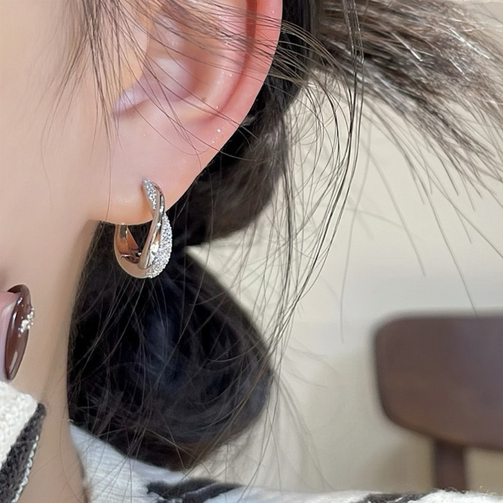 ต่างหูห่วงพันไขว้เพชร หุ้มทอง 18K ใส่กันน้ำ ผิวแพ้ง่าย มินิมอลแต่ดูแพง 💫