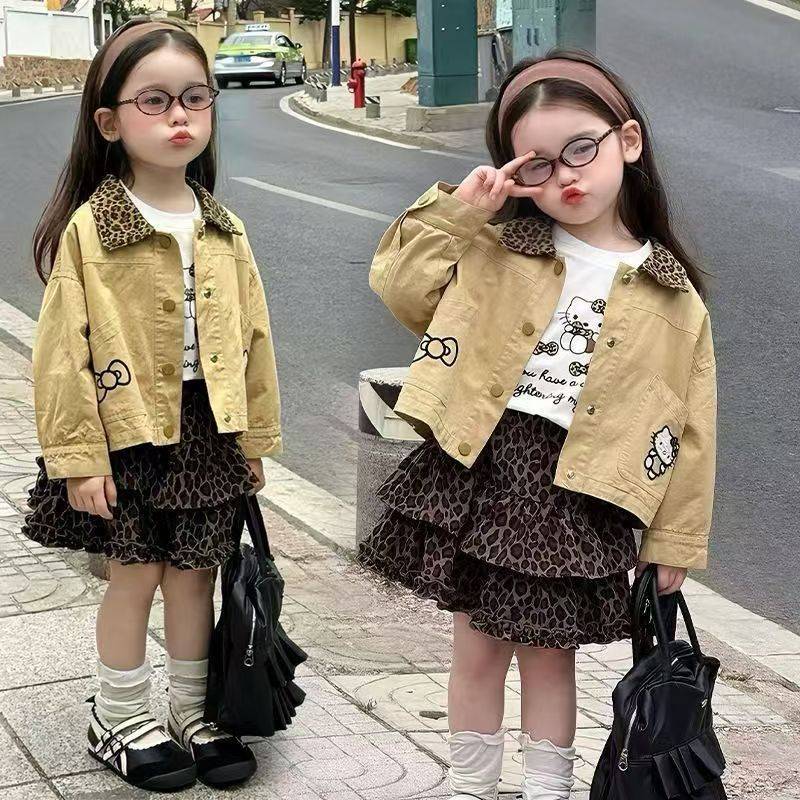 (พร้อมส่ง)ชุดเด็กงานเวียดนามลายคิตตี้ เสื้อขาวเเขนสั้น+เสื้อคลุมน้ำตาล+กระโปรงลายเสือ 3ชิ้น ชุดสวยน่ารักมาก