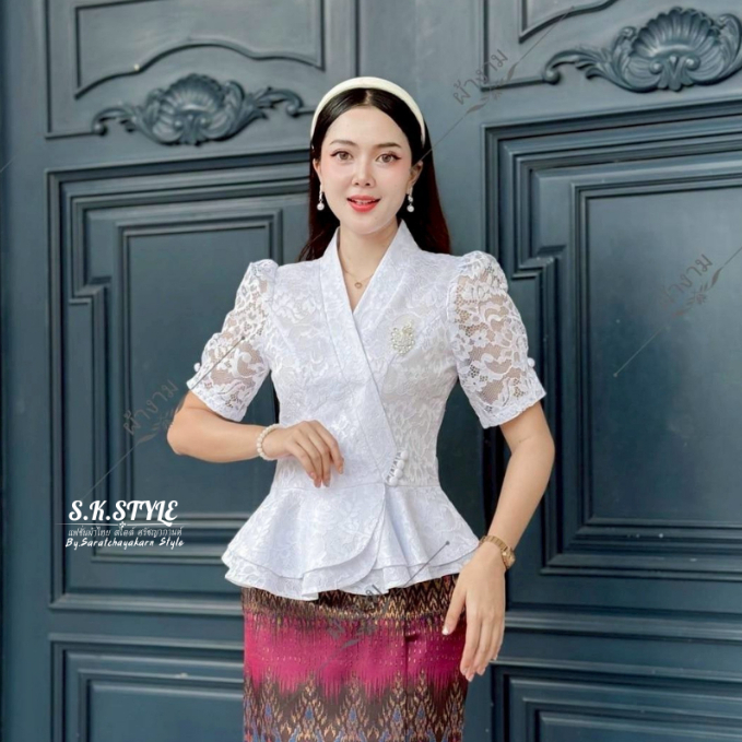 เสื้อลูกไม้อิตาลี่ เสื้อลูกไม้เจ้านาง ชายระบาย 2 ชั้น งานคอวี กระดุมป้าย แขนตุ๊กตา น่ารักมาก