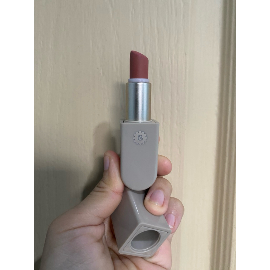 Cloudy matte lipstick  (ลิปแท่ง เนื้อแมท) สี CM01 Goodie ส่งต่อ มือ2