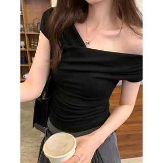 ACHSAWAKE สุภาพสตรีออกแบบความรู้สึกเอียงไหล่แขนสั้นปิดไหล่บางเสื้อยืดด้านบน